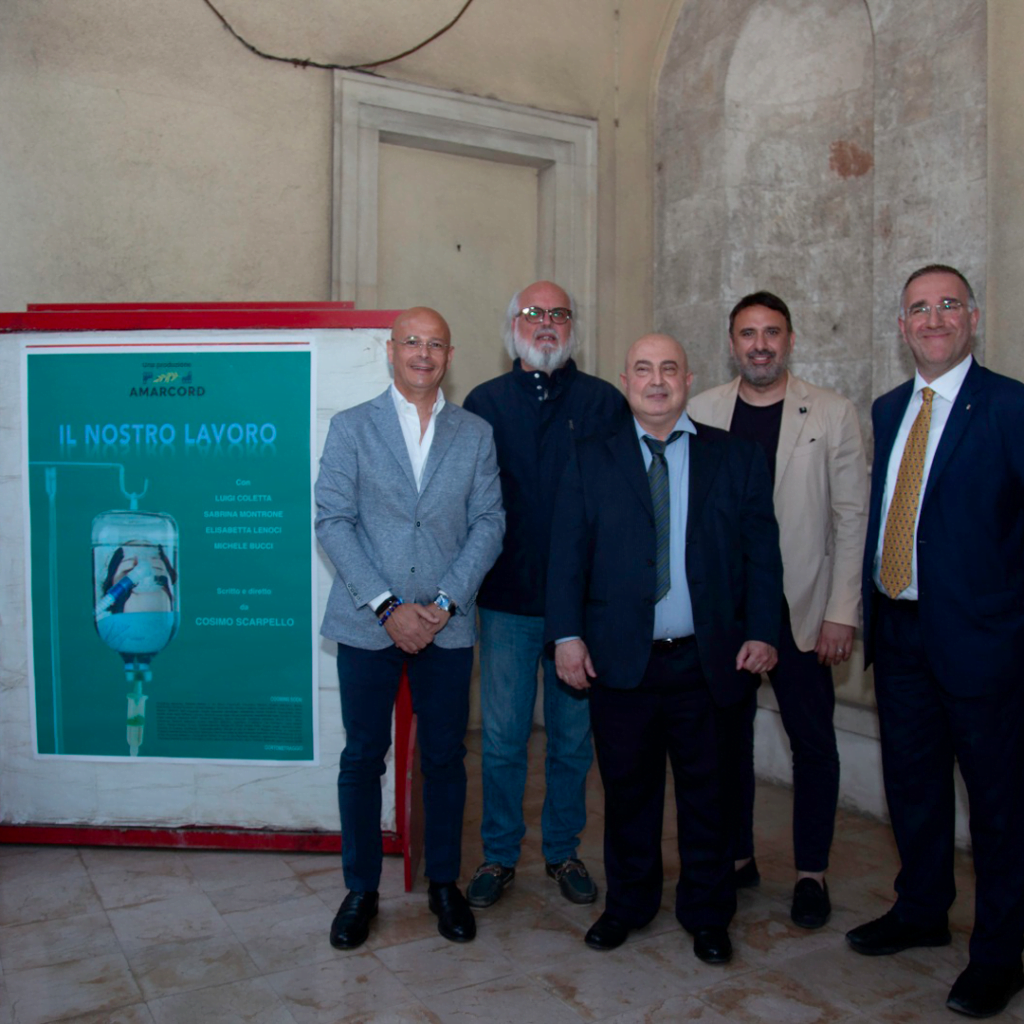 Siamo ancora emozionati nel raccontarvi dell'𝗲𝘃𝗲𝗻𝘁𝗼 𝗰𝗵𝗲 𝘀𝗶 𝗲̀ 𝘁𝗲𝗻𝘂𝘁𝗼 𝗮 𝗠𝗲𝘀𝗮𝗴𝗻𝗲 𝘀𝗮𝗯𝗮𝘁𝗼 𝟮𝟭 𝗺𝗮𝗴𝗴𝗶𝗼. Nel Teatro Comunale della città è stato infatti presentato e proiettato il cortometraggio 𝙄𝙡 𝙉𝙤𝙨𝙩𝙧𝙤 𝙇𝙖𝙫𝙤𝙧𝙤, opera prima del nostro carissimo 𝗖𝗼𝘀𝗶𝗺𝗼 𝗦𝗰𝗮𝗿𝗽𝗲𝗹𝗹𝗼, scrittore, regista e sceneggiatore. Il cortometraggio, prodotto da #Amarcord e girato presso la nostra 𝗔𝗰𝗰𝗮𝗱𝗲𝗺𝗶𝗮 𝗠𝗲𝗱𝗶𝘁𝗲𝗿𝗿𝗮𝗻𝗲𝗮 𝗱𝗲𝗹 𝗖𝗶𝗻𝗲𝗺𝗮, ha coinvolto i nostri studenti in prima persona, permettendo loro di mettere in pratica ciò che stanno studiando con impegno e dare prova del loro talento.Durante la serata, condotta dal giornalista e scrittore 𝗩𝗶𝗻𝗰𝗲𝗻𝘇𝗼 𝗦𝗽𝗮𝗿𝘃𝗶𝗲𝗿𝗼, è intervenuto anche l'𝗢𝗻.𝗹𝗲 𝗚𝗶𝗼𝘃𝗮𝗻𝗻𝗶 𝗟𝘂𝗰𝗮 𝗔𝗿𝗲𝘀𝘁𝗮 che, riallacciandosi al discorso di 𝗥𝗮𝗳𝗳𝗮𝗲𝗹𝗲 𝗠𝗲𝗿𝘁𝗲𝘀 - docente della nostra Masterclass di Regia e presente in sala - ha elogiato il lavoro di #Amarcord sottolineando quanto, in questo momento difficile e pieno di incertezze, sia fondamentale che ci siano realtà come la nostra che valorizzano le attitudini dei giovani e sostengono il 𝗖𝗜𝗡𝗘𝗠𝗔 "veicolo di fuga dai problemi e, nello stesso tempo, uno strumento trainante che favorisce la ripresa".